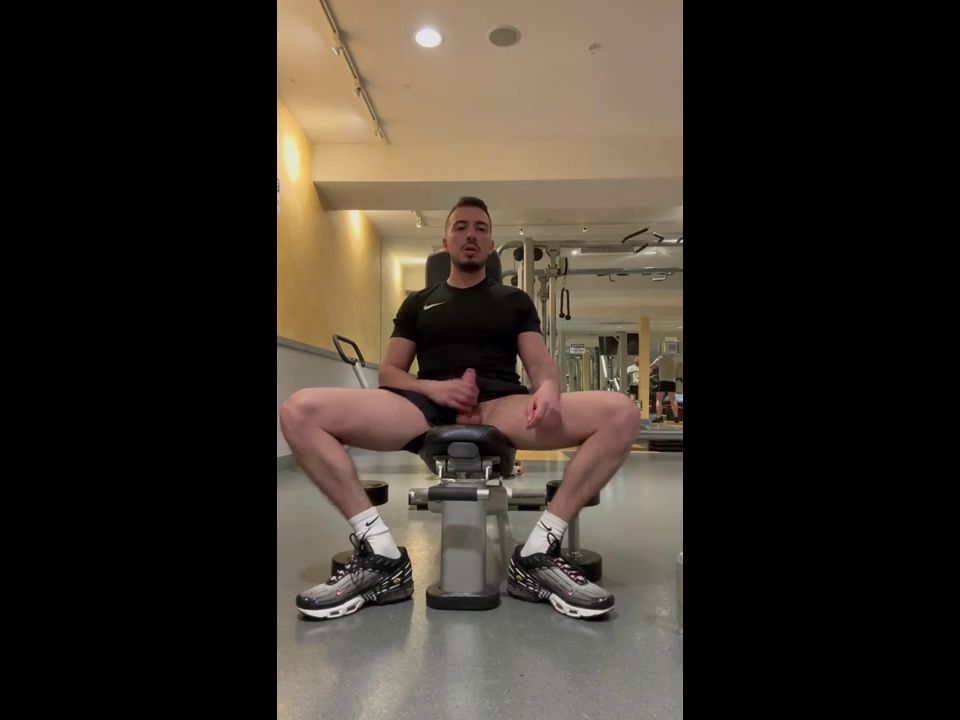 Lucas_mboy - Risky public flashing cock and jerking off in the gym