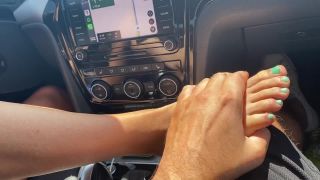 [Amateur] POV MILF foot tease and Handjob while driving-1