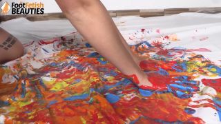 Brunette Diva Coats Her Feet And Hands With Paint To Create An Award-winning A.-9