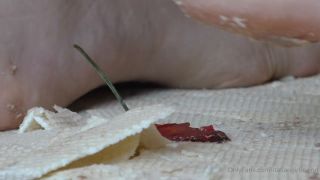 hardcore Italian Girlfriend aka italiangirlfriend - 07-14-2022 OnlyFans Video - Wafers inshoe and wafers outside the shoes P_p97w video Italian Girlfriend-7