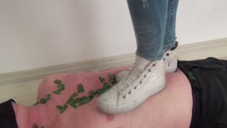 Brutal stomping – Foot Fetish Beauties – Sandy – Trampling on broken glass! | facetrampling | feet-4