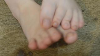 Cum all over my wife's pale feet after a good footjob(porn)-9