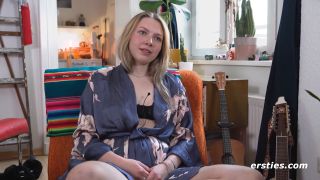 Ersties  Nelio Masturbiert Mit Ihrem Genoppten Glasdildo.-3