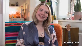 Ersties  Nelio Masturbiert Mit Ihrem Genoppten Glasdildo.-6