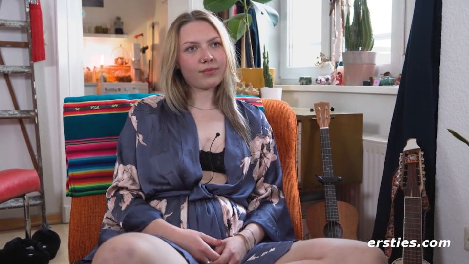 Ersties  Nelio Masturbiert Mit Ihrem Genoppten Glasdildo.