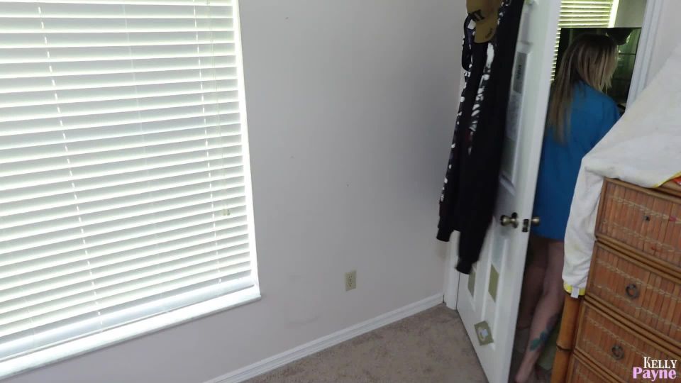 online clip 48 foot fetish kik Kelly Payne - Mom falls on Hard times, milf on fetish porn