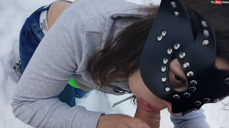 [K2S.CLUB] Fickmaus21 - Outdoor bei minus 15 grad Eier leer gesaugt - HD 720P