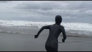 7257 Rubber Girl In The Beach 2-2
