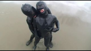 7257 Rubber Girl In The Beach 2-3
