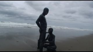 7257 Rubber Girl In The Beach 2-5
