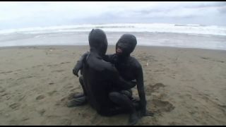 7257 Rubber Girl In The Beach 2-7