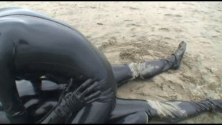 7257 Rubber Girl In The Beach 2-8