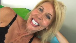 Jannice Dildoes herself in bed milf Jannice-2