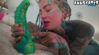 [K2S.CLUB] Anuskatzz - Stark tätowiertes geiles mädchen solo, ich ficke mich mit einem großen... - FullHD 1080P-3