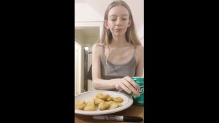 M@nyV1ds - LucySpanks - Blonde Eating and Burping-1