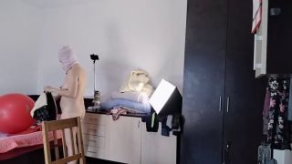 Hermina - 2,326 / 5,000 Amateur mom has fun trying on clothes and cutting them.-3