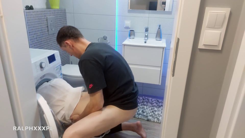 [K2S.CLUB] RalphXXXpl - Hausfrau Steckte in Der Waschmaschine Fest Und Klempner Fickte Sie - FullHD 1080P