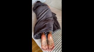 froggeefeetvip  Join me under the blanket 01-05-2021-9