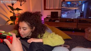 Ragazza Fa Un Pompino Mentre Lui Gioca Alla Playstation E Viene Scopata Fortissimo 1080p-4