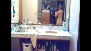 woman_in_bathroom-3