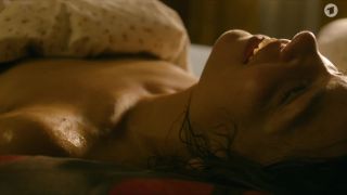 Britta Hammelstein - Heute stirbt hier Kainer (2021) HD 1080p - [Celebrity porn]-6