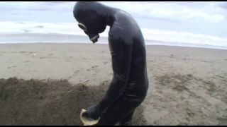 7256 Rubber Girl In The Beach-1