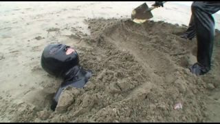 7256 Rubber Girl In The Beach-3