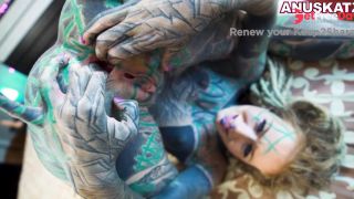 Heaily TATTOOed dredhead loves to GAPE her asshole while stretching it wide open-1