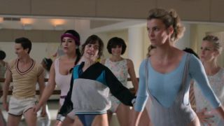 Alison Brie, Betty Gilpin, etc – Glow s01e01 (2017) HD 1080p!!!-1