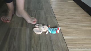 Fetish porn Italian Girlfriend Italian Girlfriend aka italiangirlfriend - 10-19-2024 OnlyFans Video - plush toy under my huge feet and some snacks video-5