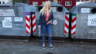 [K2S.CLUB] SteffiBlond - Im Wohnviertel am Flaschencontainer - Flaschenbepissung und einnässe... - HD 720P-3
