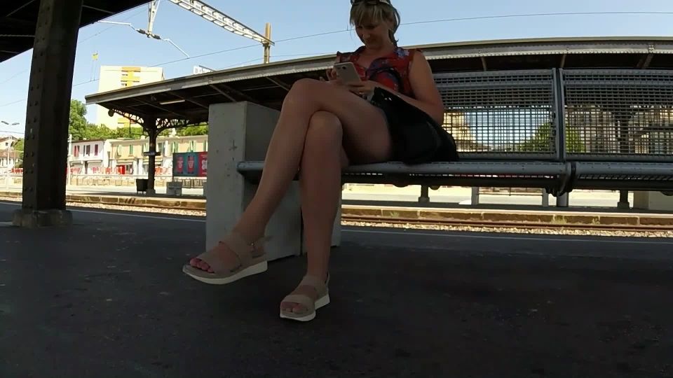 Sexy milf legs crossed toes amar voyeur candid 87!