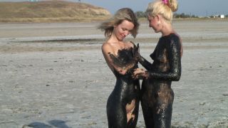 [Stunning18] Nicole V And Agnes H Mud Baths [04.21.24] [1080p]-9