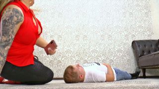 7190 Yasemin - Slave Face Used As A Seat - JeansSitting-0
