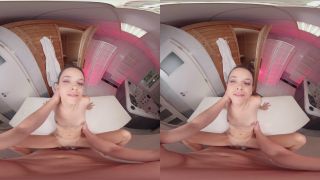 Sweaty & Slender - Smartphone Vr - Brunette-3