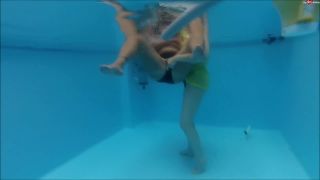 Reife Bi Frau Pool Fun-1