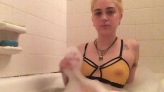 M@nyV1ds - suzyscrewd - Blonde Bathtime-2