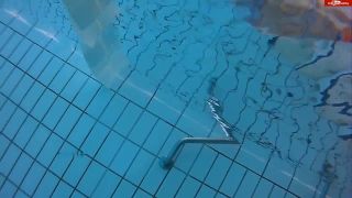Horny Roxy - Nackt im Öffentlichen Schwimmbad 3 720P - Amateur-1