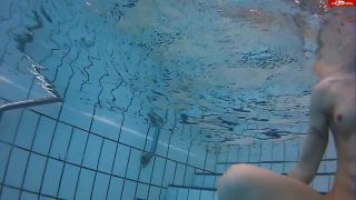 Horny Roxy - Nackt im Öffentlichen Schwimmbad 3 720P - Amateur-2