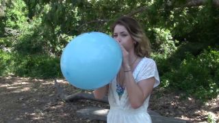  Manyvids   Manyvids  Custom Fetish - Amber Blow Pops in the Park - Park-1
