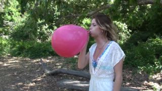  Manyvids   Manyvids  Custom Fetish - Amber Blow Pops in the Park - Park-5