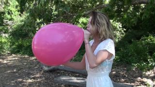  Manyvids   Manyvids  Custom Fetish - Amber Blow Pops in the Park - Park-6