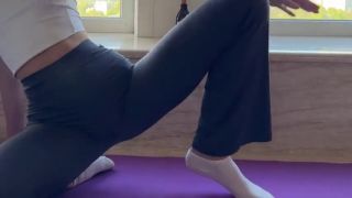 Fetish home stretching in leggings-2