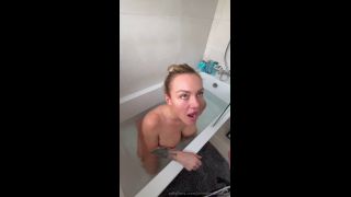 Jenna Hoskins Gives Deep Throat In The Bathtub Onlyfans (Amateur porn)-1