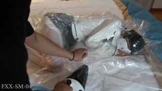 fan xiao xiao BDSMFXX-SM-04 双马尾小萝莉 白丝 单腿吊缚 滴蜡 淋上充满爱意的液体 行李箱打包 谁来带走？-6