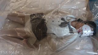 fan xiao xiao BDSMFXX-SM-04 双马尾小萝莉 白丝 单腿吊缚 滴蜡 淋上充满爱意的液体 行李箱打包 谁来带走？-7