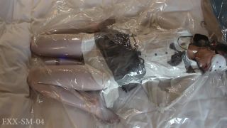 fan xiao xiao BDSMFXX-SM-04 双马尾小萝莉 白丝 单腿吊缚 滴蜡 淋上充满爱意的液体 行李箱打包 谁来带走？-8