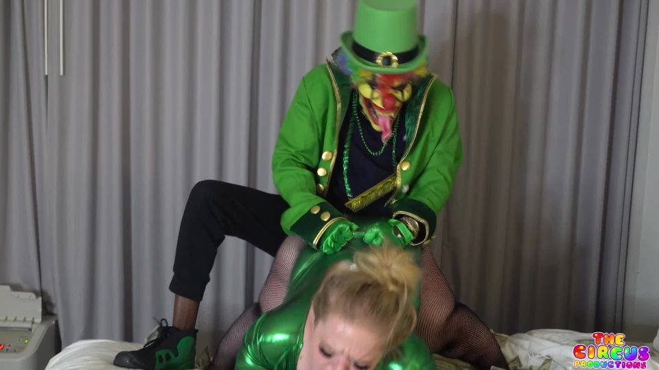 GIbbyTheClown - Fucking hot midget on St. Pattys day - Clowns