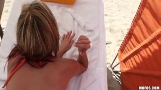 Tysen Rich Butt Flashes on the Beach (Amateur porn)-1