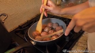 WomenByJuliAnn 16 02 07 Cooking With Julia Porcupine Meatballs.-6